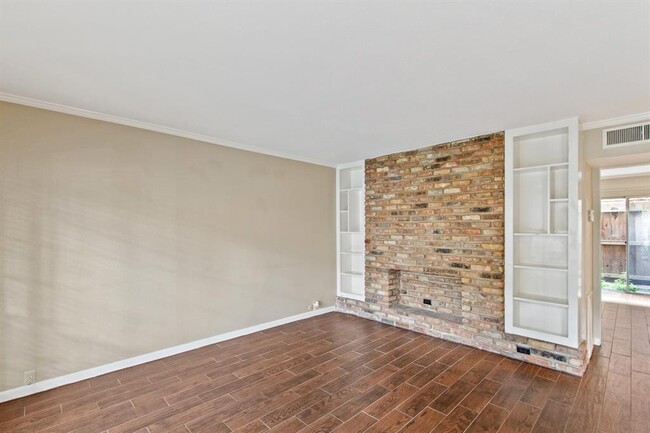 Building Photo - 2121 Fountain View Dr