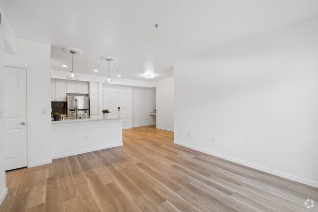 2 habitaciones, 2 baños - 1112 pies cuadrados - Sala de estar - Cahuenga Place
