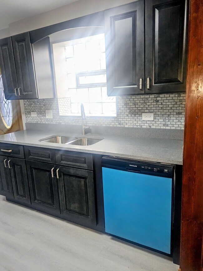 Foto del edificio - 16674 Thornton Ave