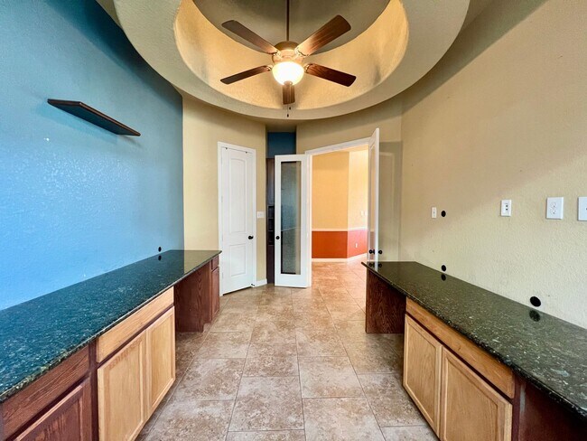 Foto del edificio - Charismatic 3 Bedroom/ 2 Bath With Office ...