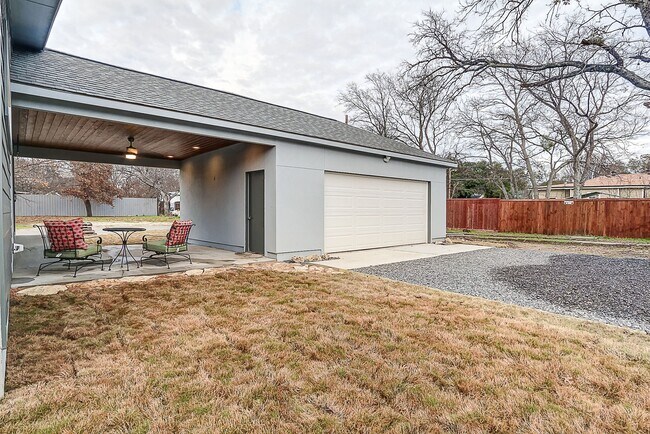 Attached 2-car garage - 6550 Lockheed Ave