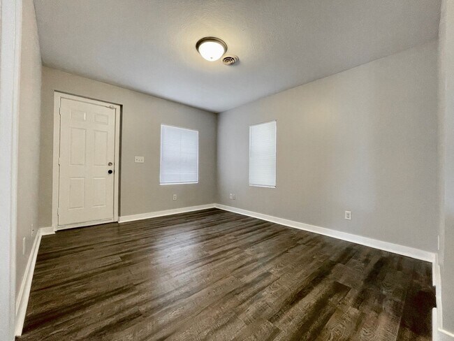 Building Photo - Three Bedroom Home in Fruitport
