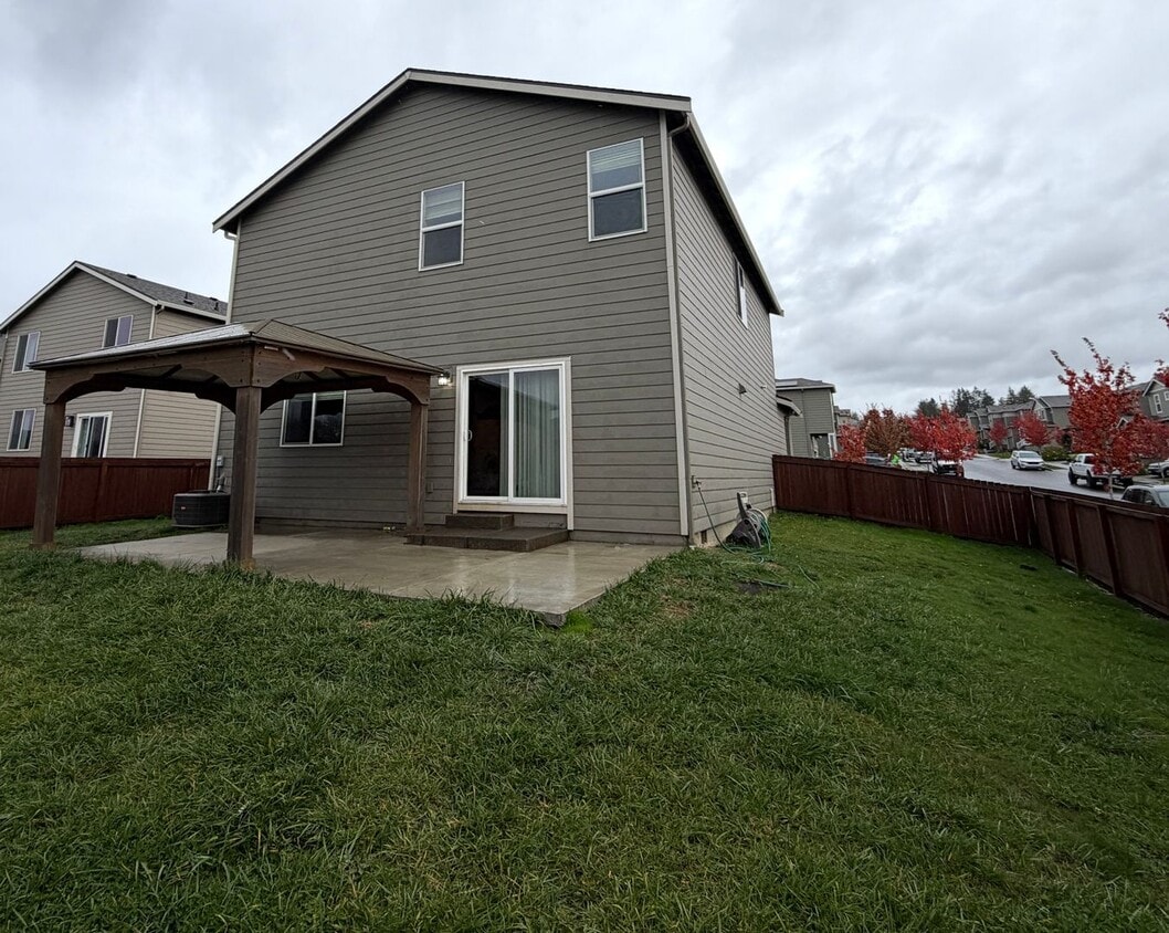 Building Photo - Lovely 5 BD | 3 BA | Loft | Main-Level Sui...