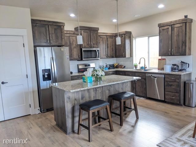 Building Photo - 3 br, 2.5 bath House - 9604 West DeWitt St...