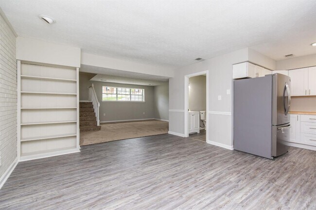 Building Photo - 1362 Dix Dr