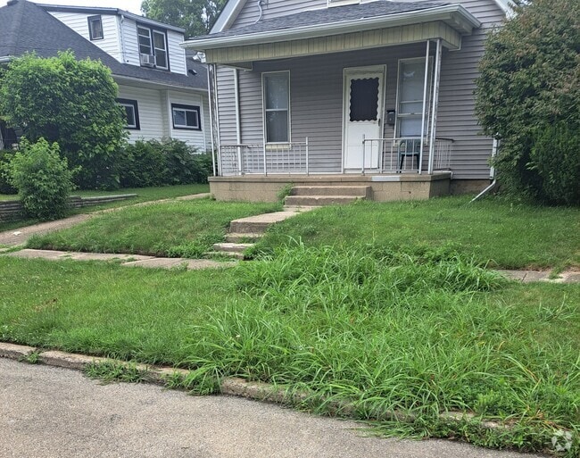 Building Photo - 915 W Thrush Ave