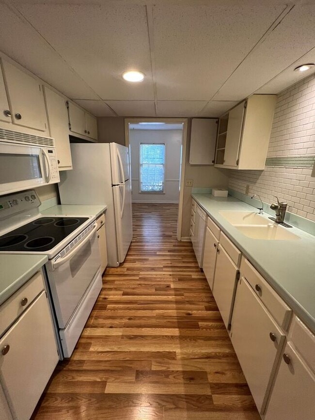 Foto del edificio - 6-7 month lease term!!! Popular town home ...