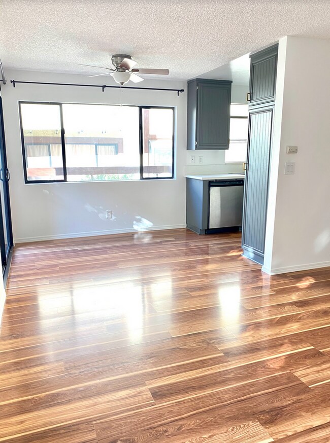 Building Photo - JUST LISTED!!AMAZING 3 BEDROOM CONDO!! PRI...