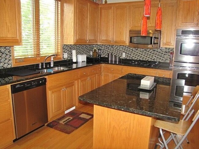 Foto del edificio - Beautiful, well maintained Two Story Home ...