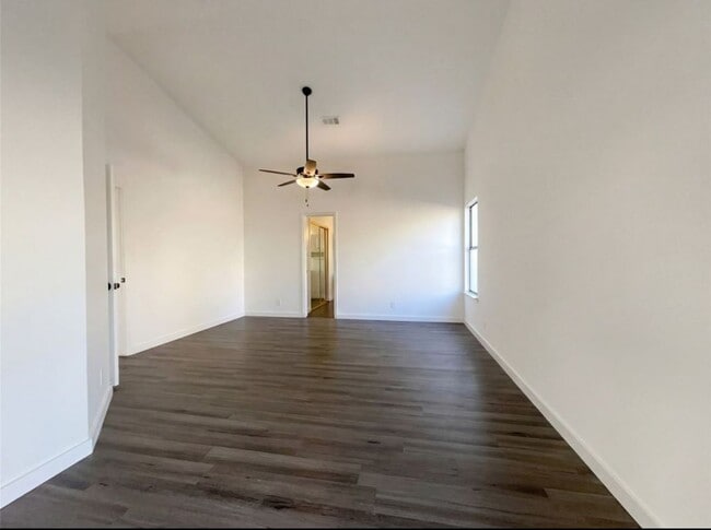 Foto del edificio - 2109 Woodland Oaks Dr