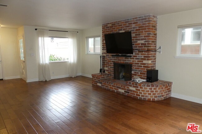 Building Photo - 113 G St
