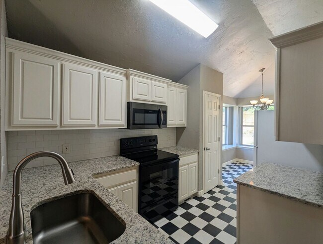 Foto del edificio - Well-Maintained 3 Bed Home in Edmond | Pet Friendly + Fenced Yard