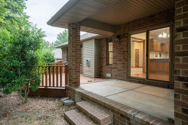 Building Photo - BEAUTIFUL FULLY FENCED HOME IN NIXA SCHOOL...