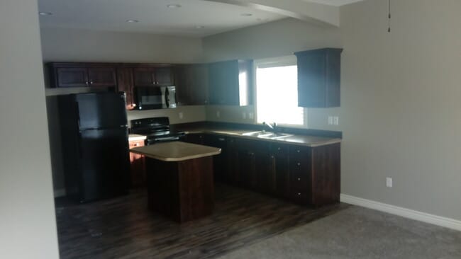 Building Photo - 3 bedroom 2.5 bath Rock Creek Town Home wi...