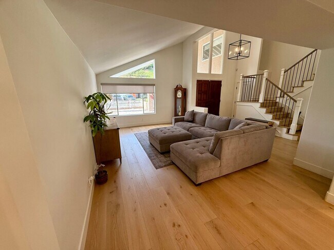 Building Photo - Spacious 6BR House in La Jolla