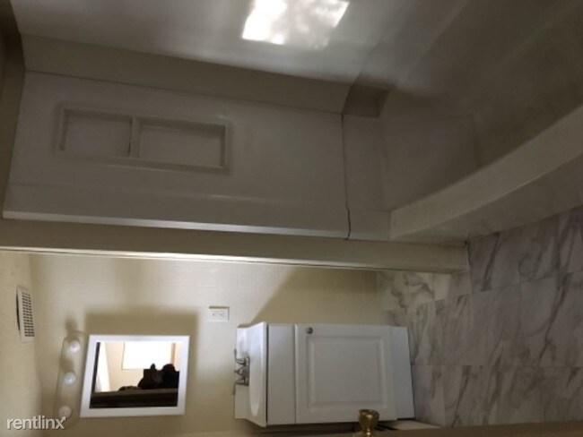 Building Photo - 3 br, 1 bath Townhome - 361 west alley