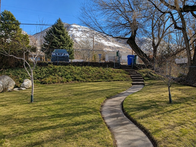 Building Photo - 557 N 400 E