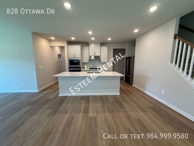 Building Photo - 828 Ottawa Dr