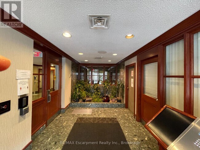 Photo du bâtiment - 880-880 Dundas St W