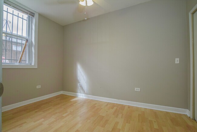 Building Photo - 738 W Briar Pl