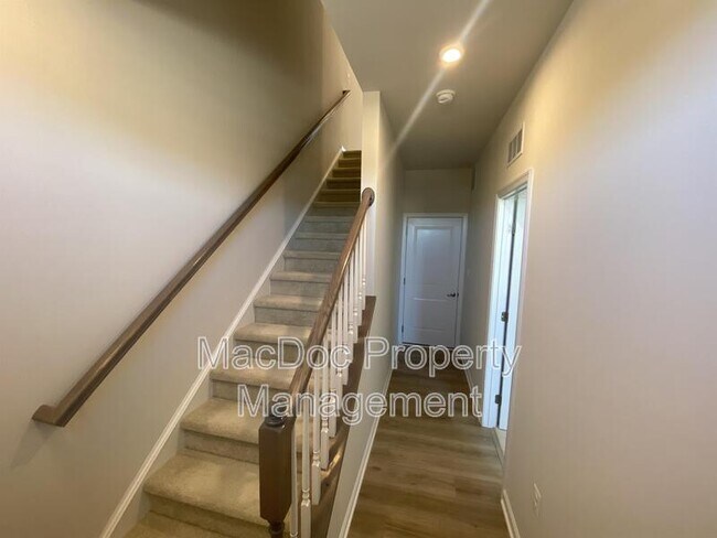 Building Photo - 1018 Trestle Dr