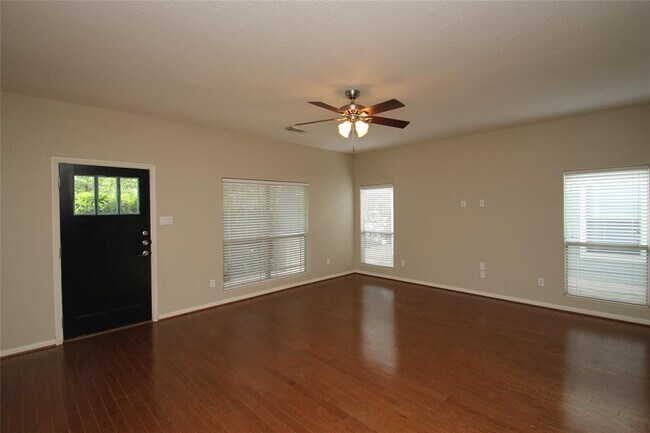 Building Photo - 2324 Independence Dr