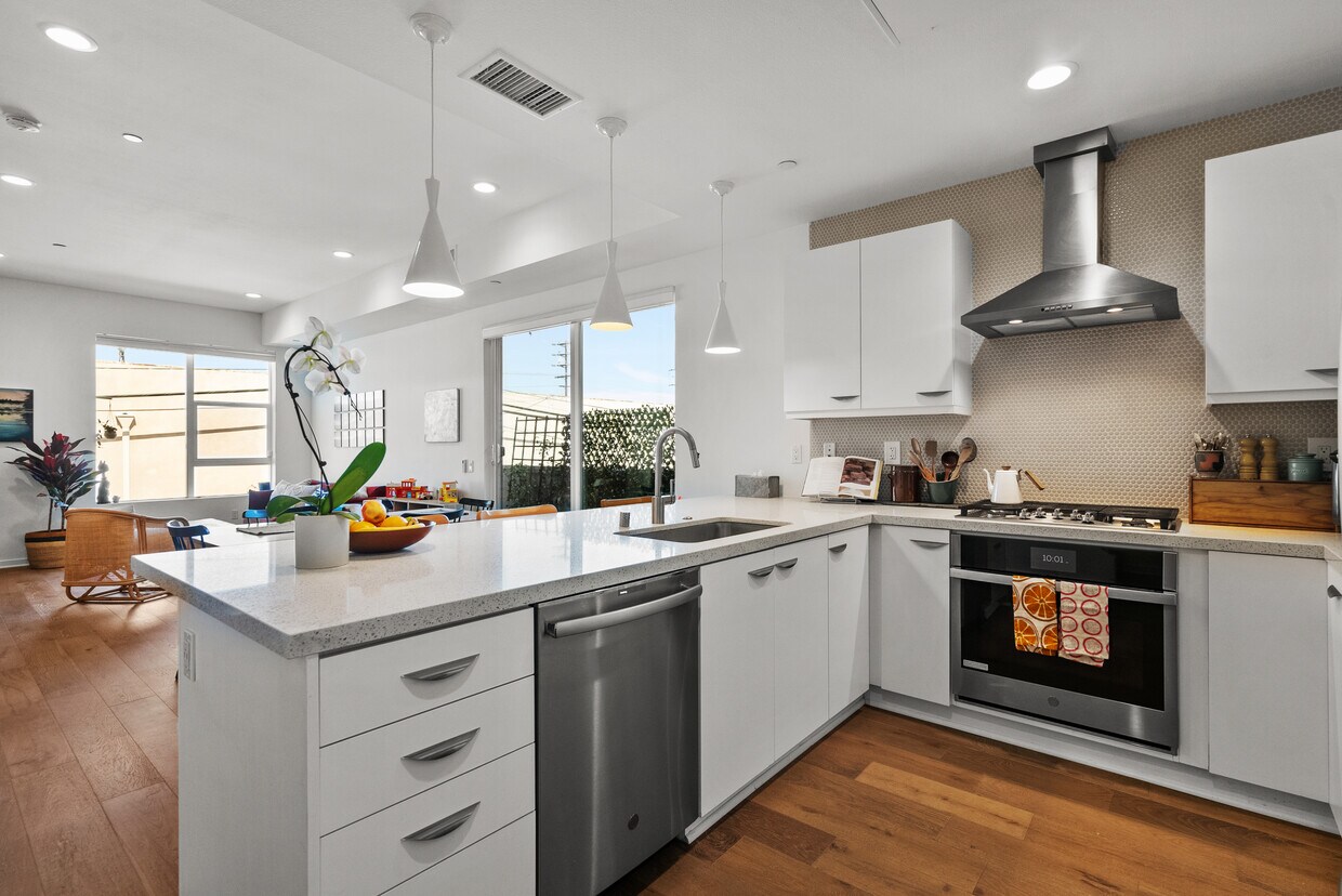 La sala de estar principal está en el segundo piso. - 4831 Craner Ave