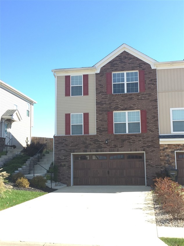Primary Photo - 156 Vineland Pkwy Dr