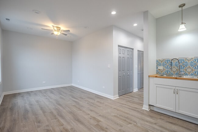 Foto del edificio - 1013 W 18th Pl