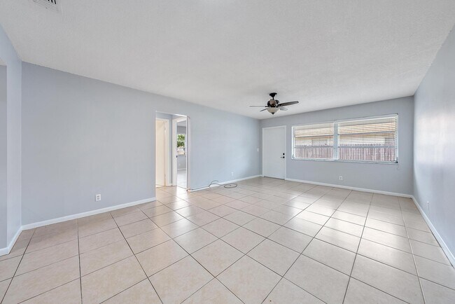 Building Photo - 9050 E Highland Pines Blvd