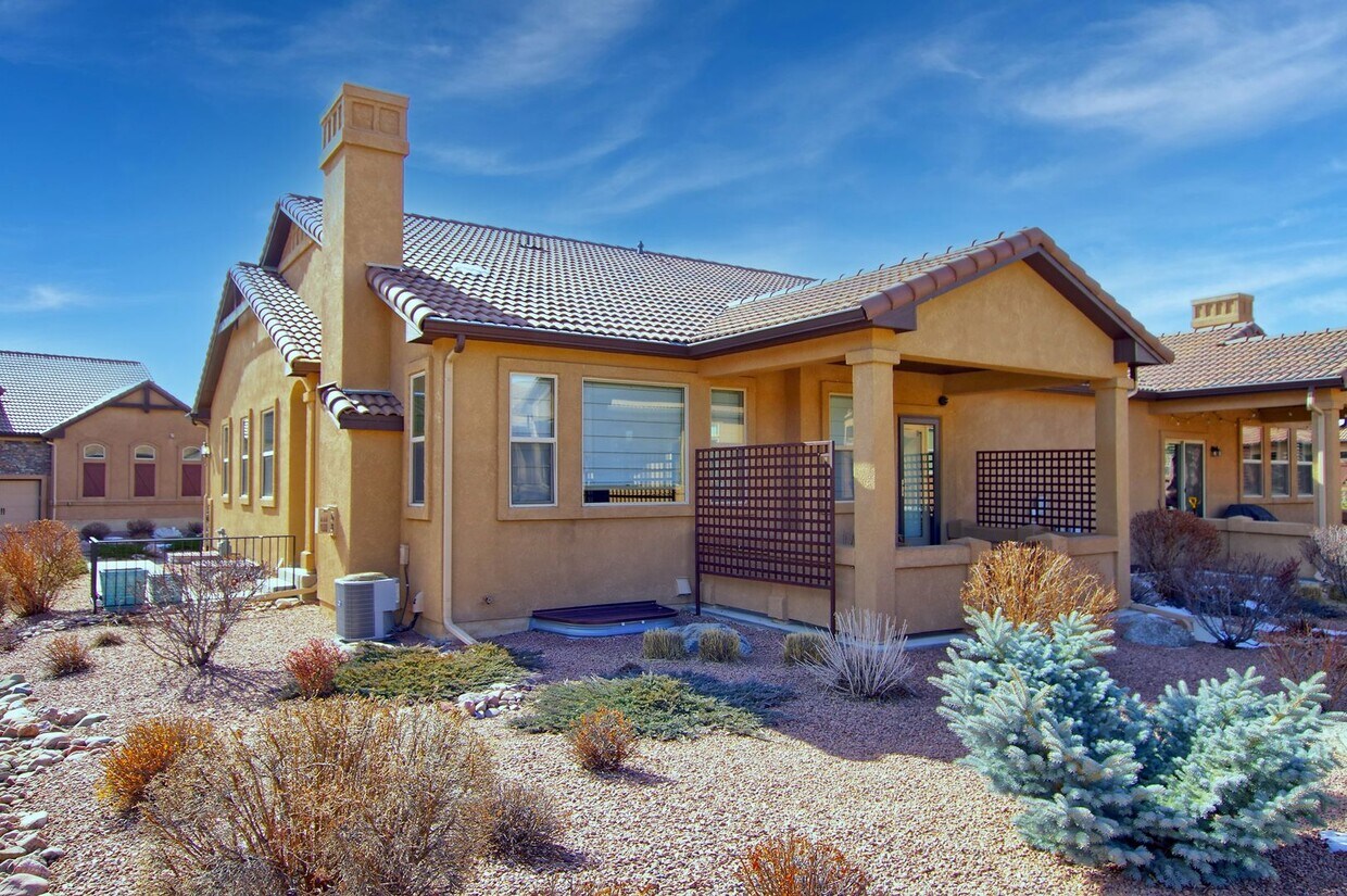 Foto principal - Flying Horse Country Club area home