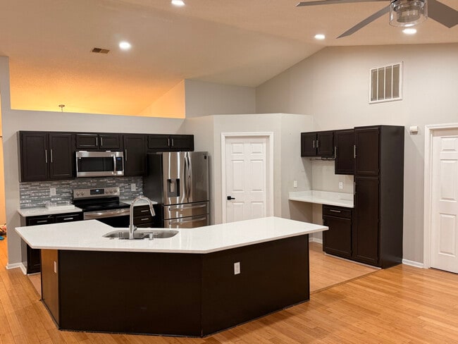 Building Photo - 705 Veryfine Dr