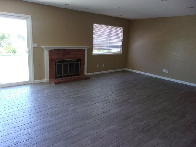 Building Photo - Southwest Home Waiting for YOU!!!