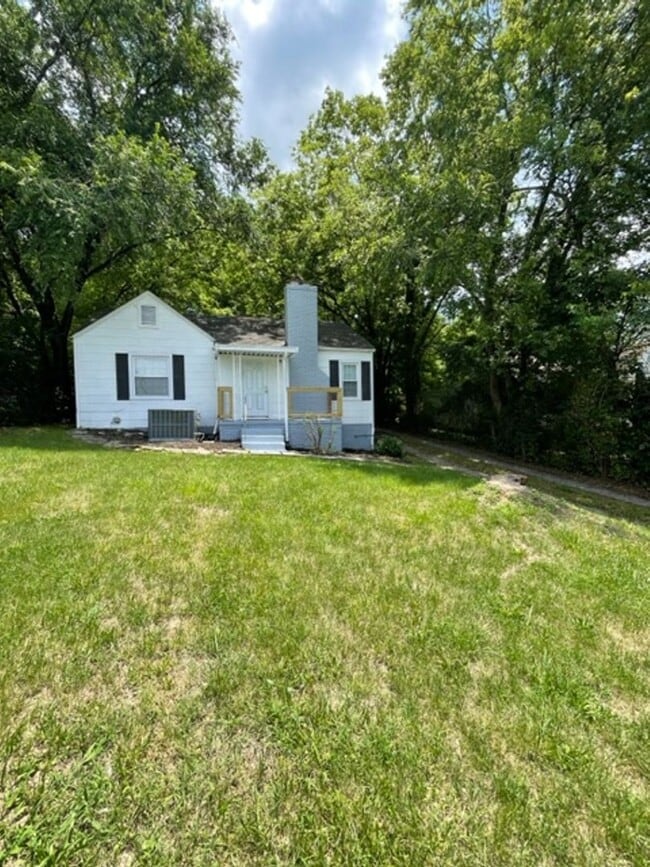 Photo - 2 bedroom, 1 bath home Short term or Long term lease options - Call Debra Johnson 865-591-8281