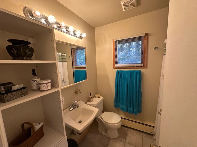 Building Photo - Cute furnished studio Apartment close to L...