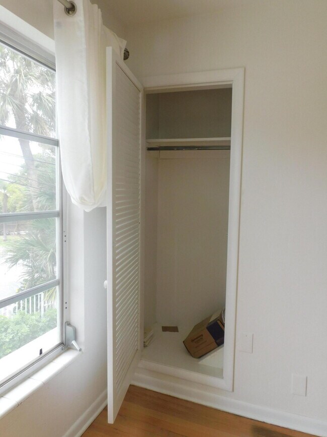 Building Photo - 221 E Lantana Rd