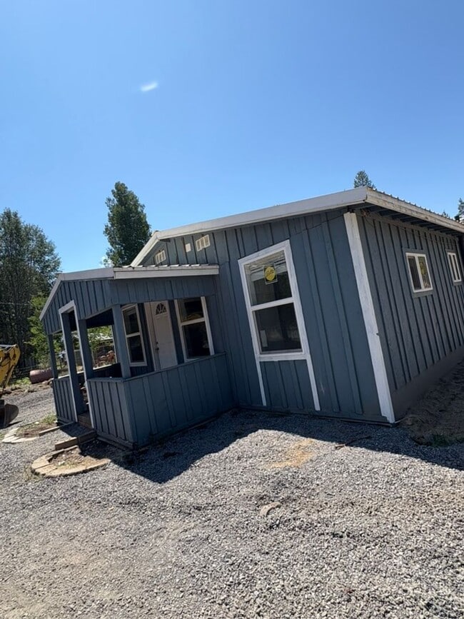 Building Photo - Freshly Remodeled 2 Bedroom Home