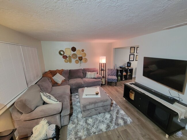 Building Photo - Newly Renovated Townhouse - Pet Friendly!!