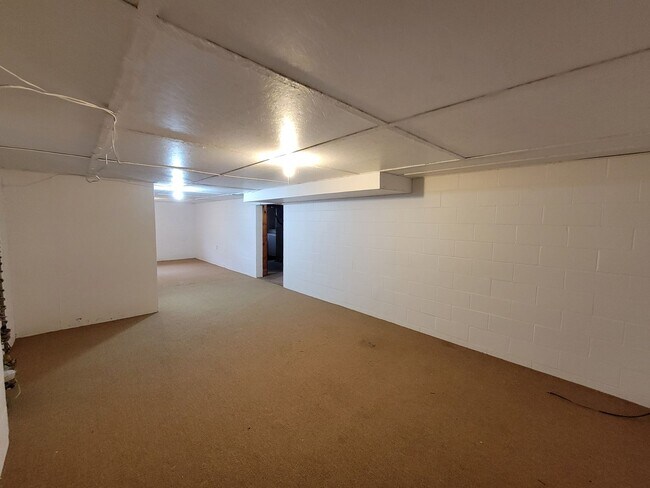 Building Photo - Great Home in quiet Waterloo Neighborhood