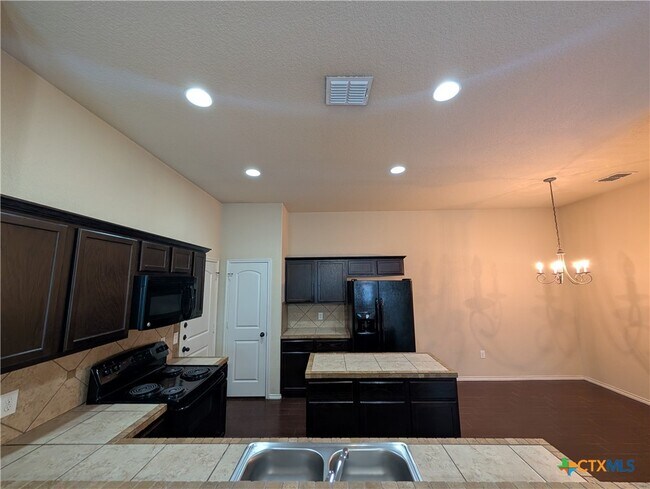 Foto del edificio - 660 Creekside Cir