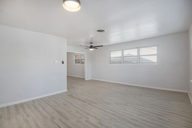Building Photo - Beautifully Crafted 4 bedroom 2 bath in Fo...
