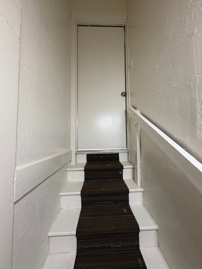 Building Photo - Cozy Upstairs Unit in Dinuba Near Shopping...