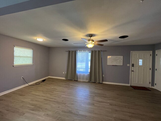 Building Photo - Updated Ranch Style Home