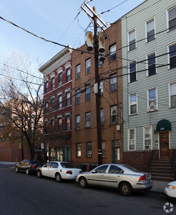 Primary Photo - 231 CLINTON St