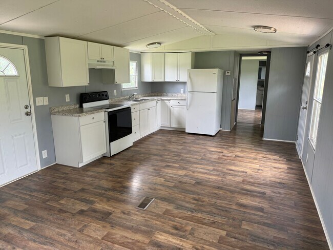 Building Photo - 2 bedroom 2 bath mobile home located in Jo...