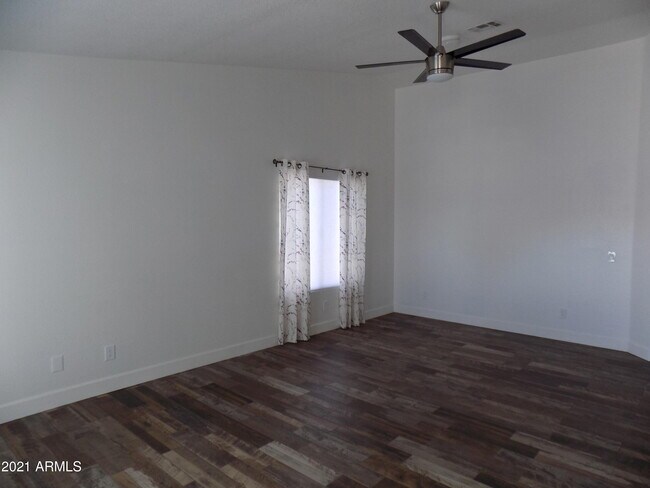 Building Photo - 2158 Longview Dr