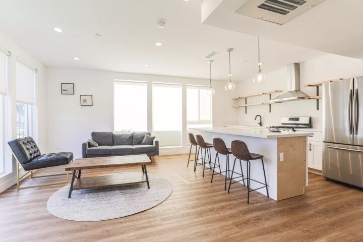 Foto principal - 3100 S Normandie Ave