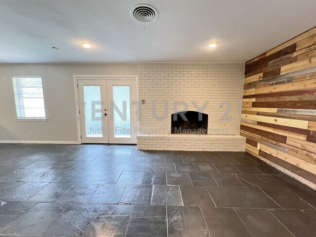 Building Photo - Beautifully Refreshed 3/2/2 in Fort Worth ...