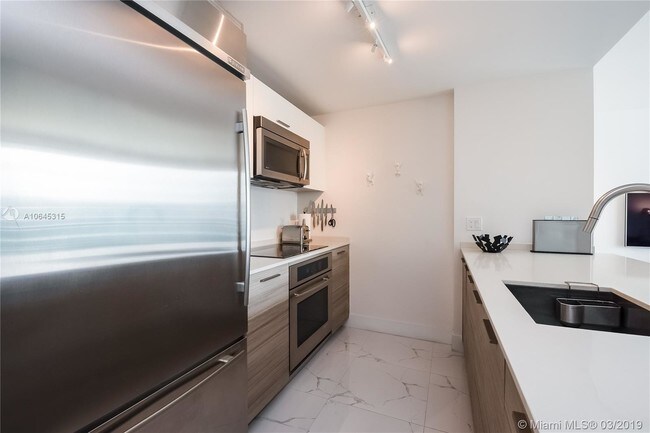 Building Photo - 1300 Brickell Bay Dr