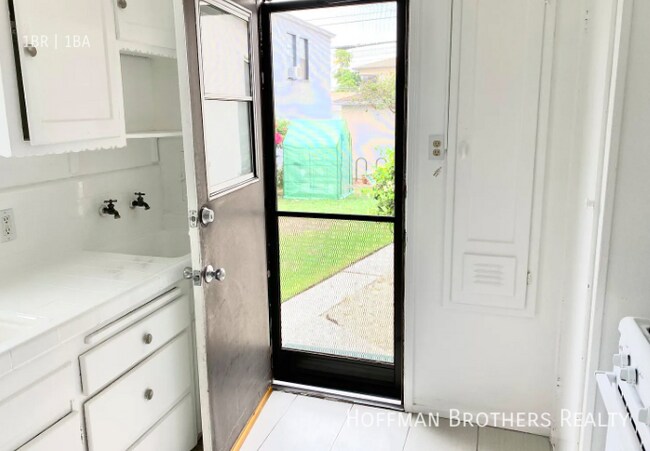 Foto del edificio - 2220 Ocean Park Blvd